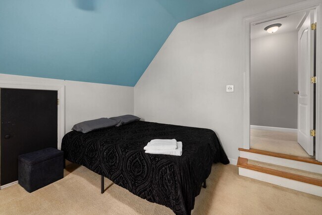 Building Photo - 4 Bed | 2.5 Bath House with Garage