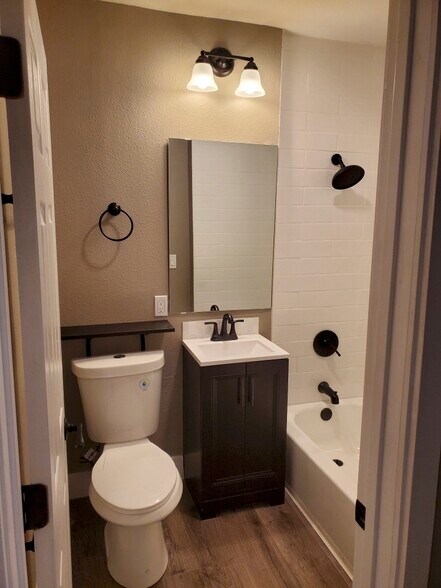 Upper Unit Bath - 3819 21st Ave SW