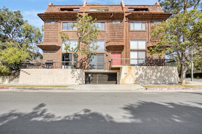 Building Photo - 986 Granville Ave
