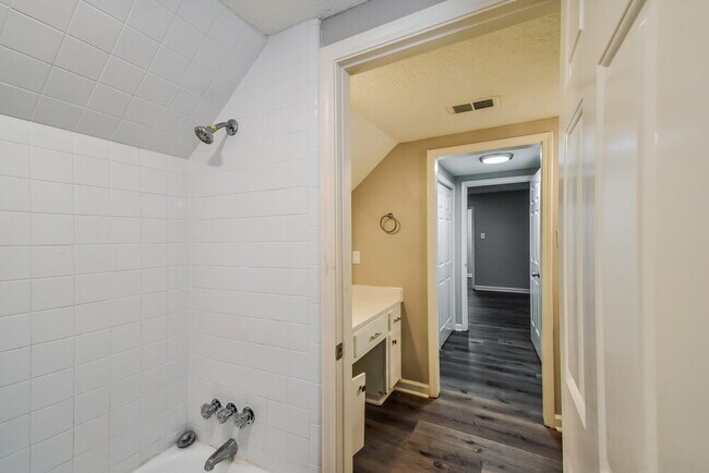 Building Photo - 3041 Delvan Cove