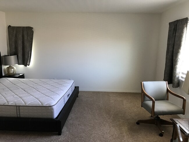 Building Photo - Private large 4 bed NextGen, with double living rooms, kitchens and laundries.