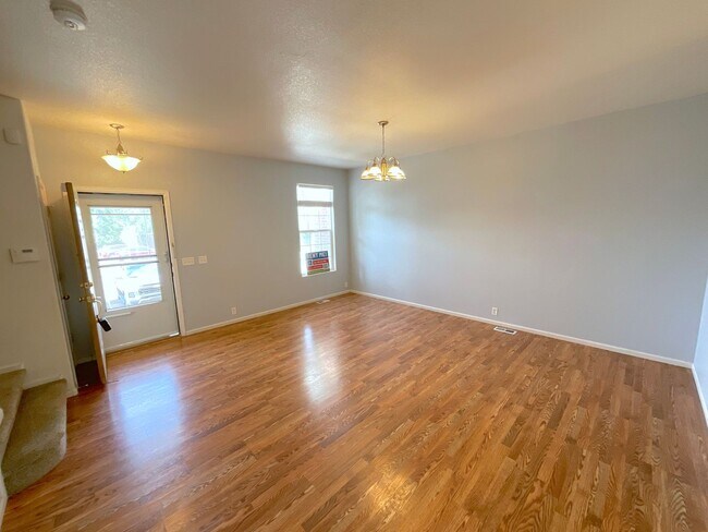 Building Photo - 2 Bedroom Townhome Available Near S Circle...