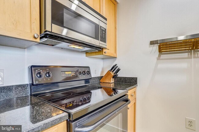 Building Photo - Professionally Managed // 1bedroom 1bathroom// Court House// Parking Included!