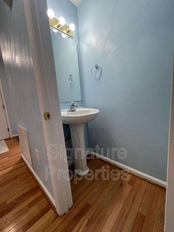 Building Photo - 4812 Nelms Ln NE