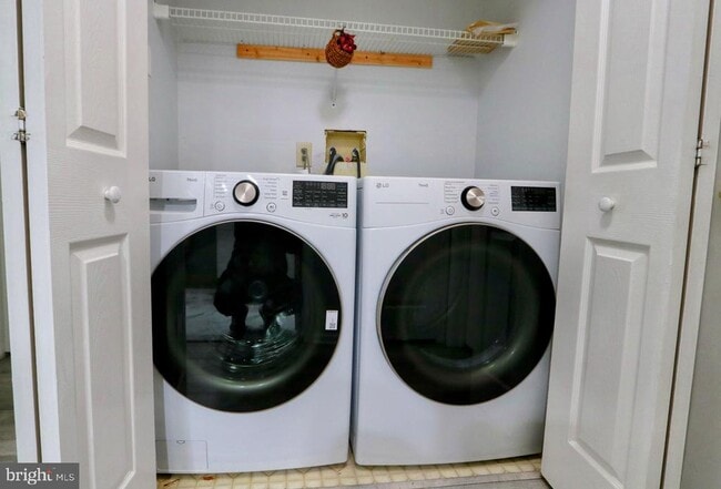 Building Photo - 505 Regency Pl