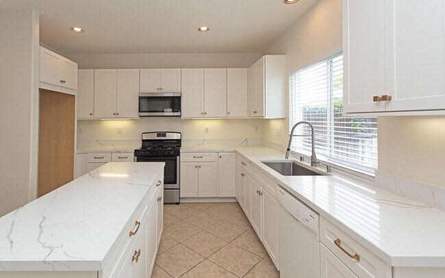 Building Photo - 2159 Island Shore Way