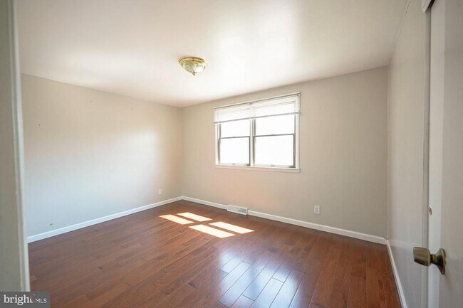 Building Photo - 701 Crestbrook Ave