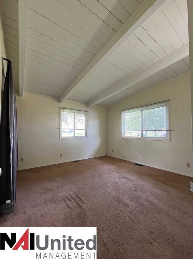 Building Photo - Three bedroom, one bathroom duplex for rent