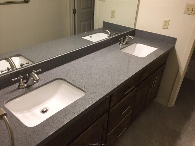 Building Photo - 905 Balcones Dr