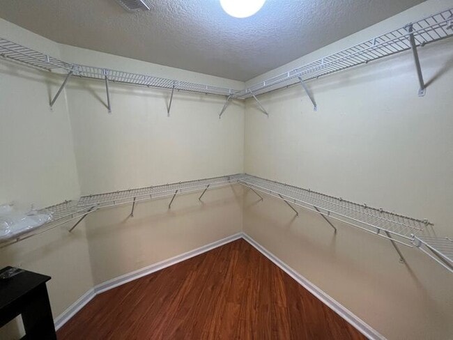 Building Photo - 1BR Condo w/ Lake View + Covered Parking in Town Center