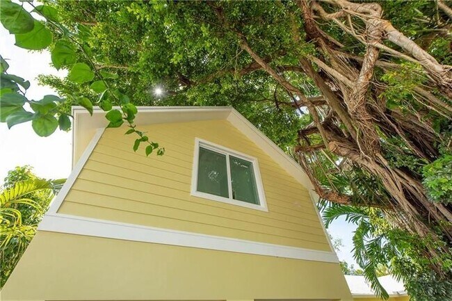 Building Photo - 824 NE 17th Way