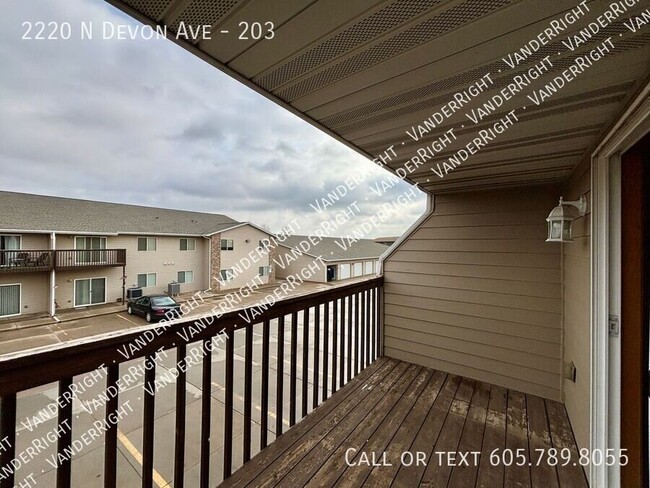 Building Photo - 2220 Devon Ave