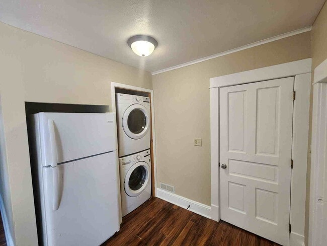 Building Photo - Large Bedrooms UPPER Oshkosh $1025