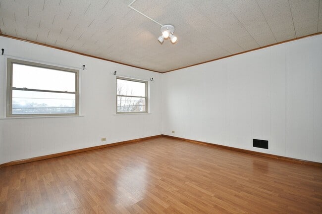 Building Photo - South Side 3BR - Simple, Solid, Ready