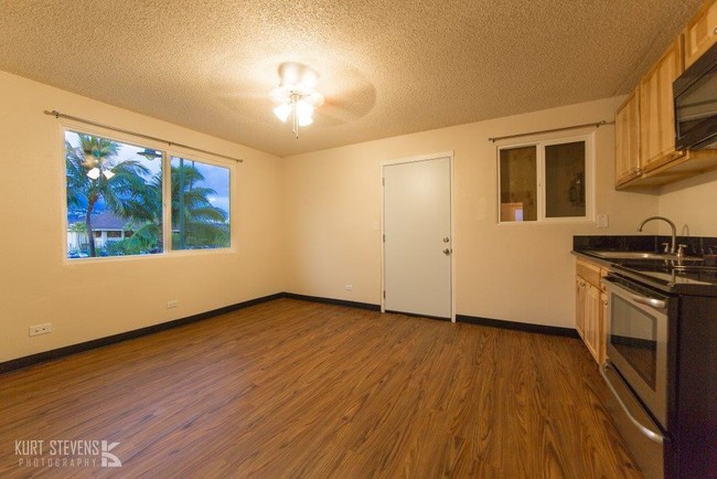 Building Photo - Ala Wai Vista