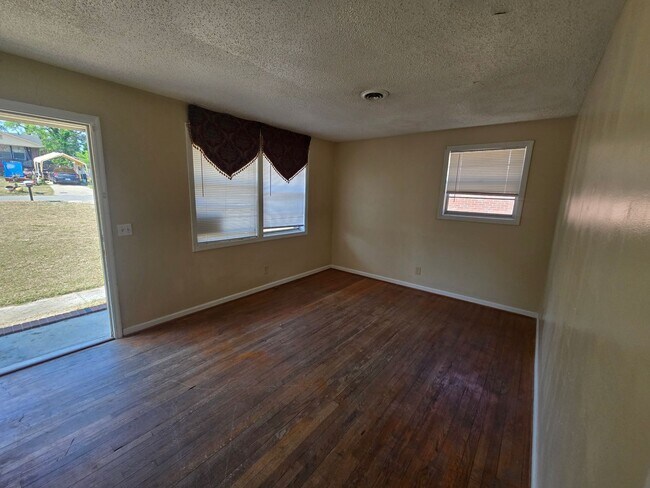 Building Photo - Three bedroom home in Southeast Columbia