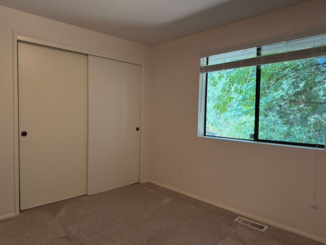 Building Photo - 2Bd/1.75Ba Issaquah Home
