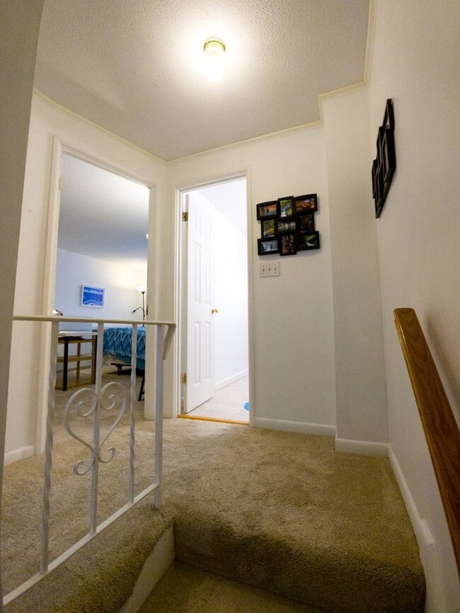 Building Photo - Newly updated 2 Bedroom Townhouse in quite neighborhood