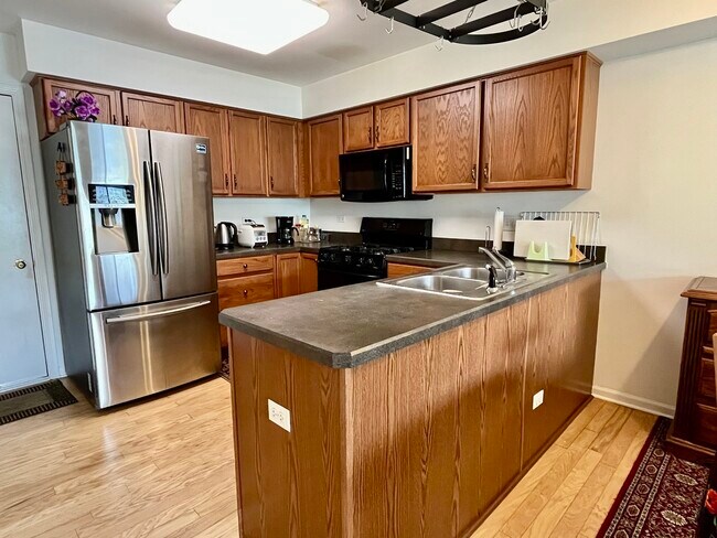 Building Photo - 3259 Cool Springs Ct