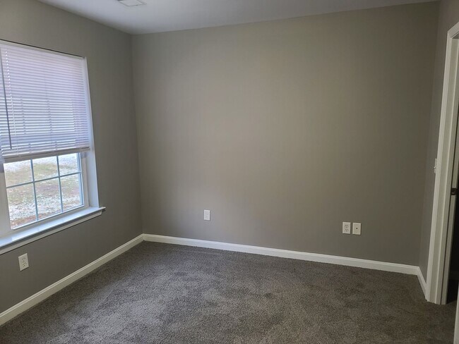 Building Photo - 3 bedroom,  2 1/2 bath town home in Waynesboro PA