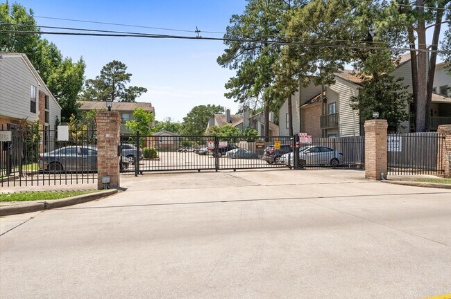 Building Photo - 17331 Red Oak Dr