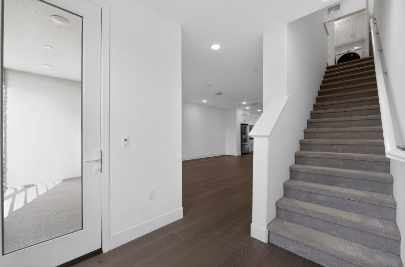 Building Photo - 392 Line St