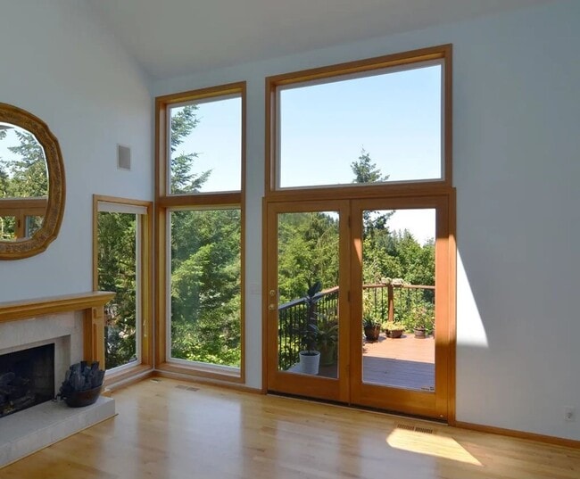 Building Photo - Gorgeous Home with a View!