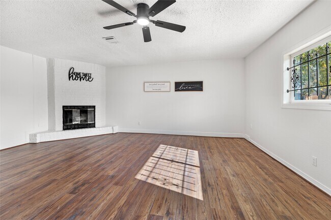 Building Photo - 10027 Valley Sun Dr