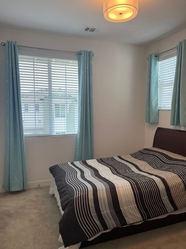 Building Photo - Spacious 4 Bedroom, 3.5 Bath Townhome in G...