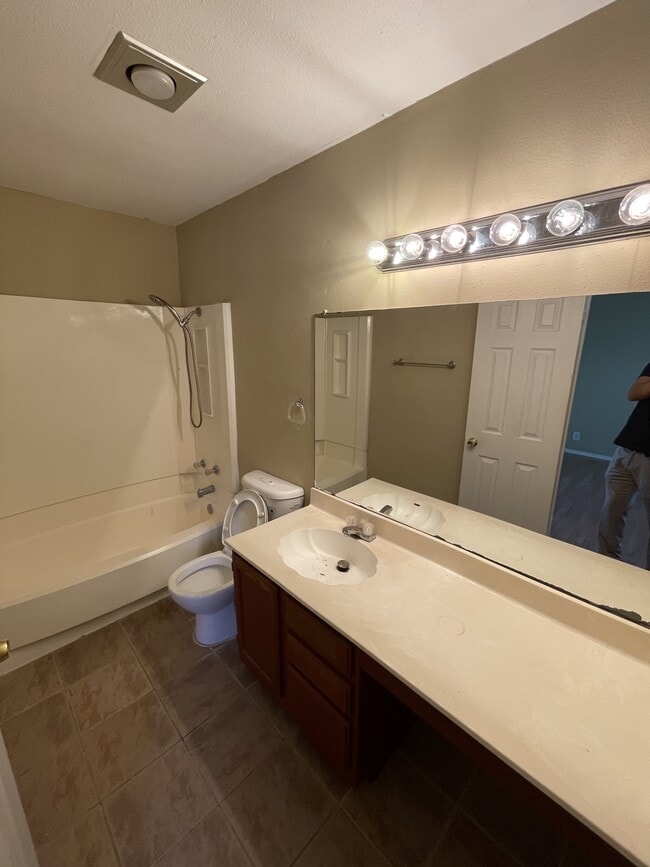 Building Photo - 9931 Village Briar