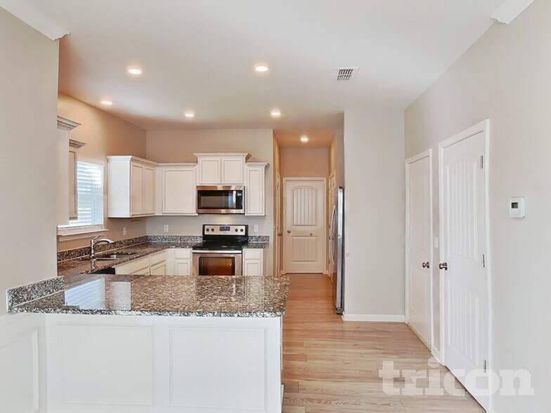 Building Photo - 2043 Shafer Dr