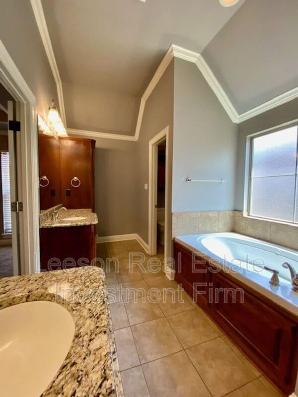 Building Photo - 703 Fox Den