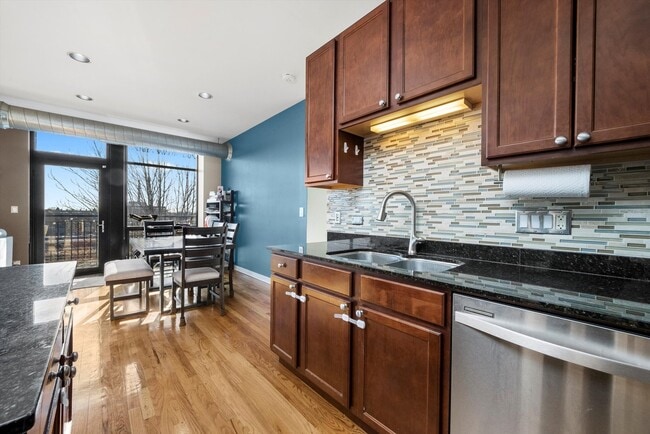 Building Photo - 1001 W 15th St