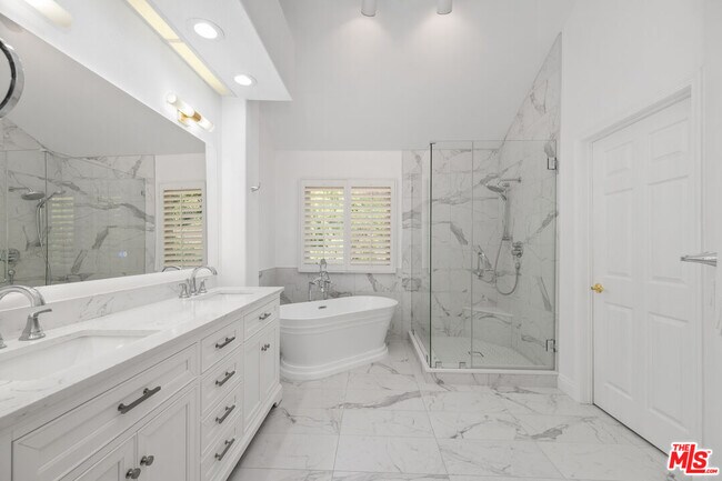 Building Photo - 622 Palisades Dr
