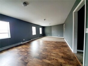 Building Photo - 14 Orange Ln