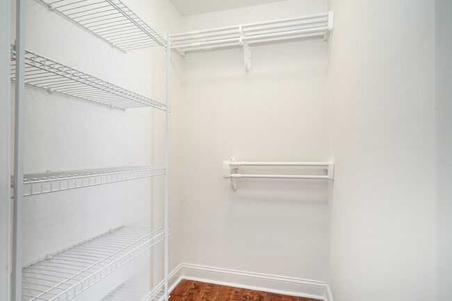 Building Photo - 6 Strawberry St