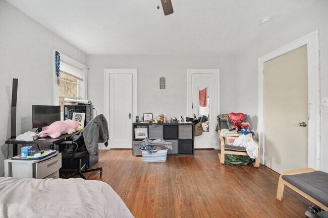 Building Photo - 949 SW 13th St