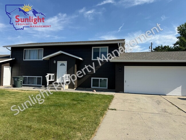 Building Photo - Freshly Updated 2 Bed Unit with Garage & A...