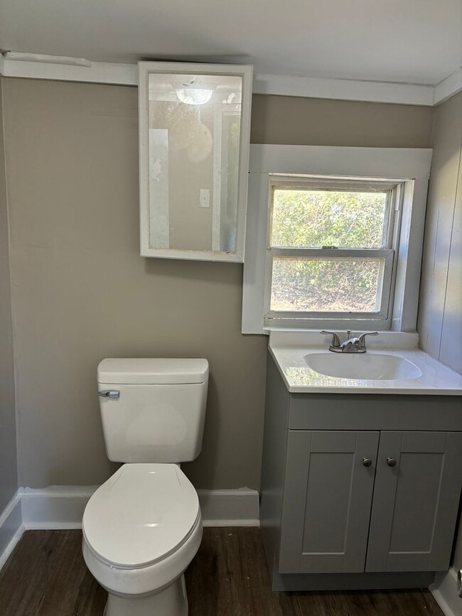 Building Photo - Centrally located 3/1 house