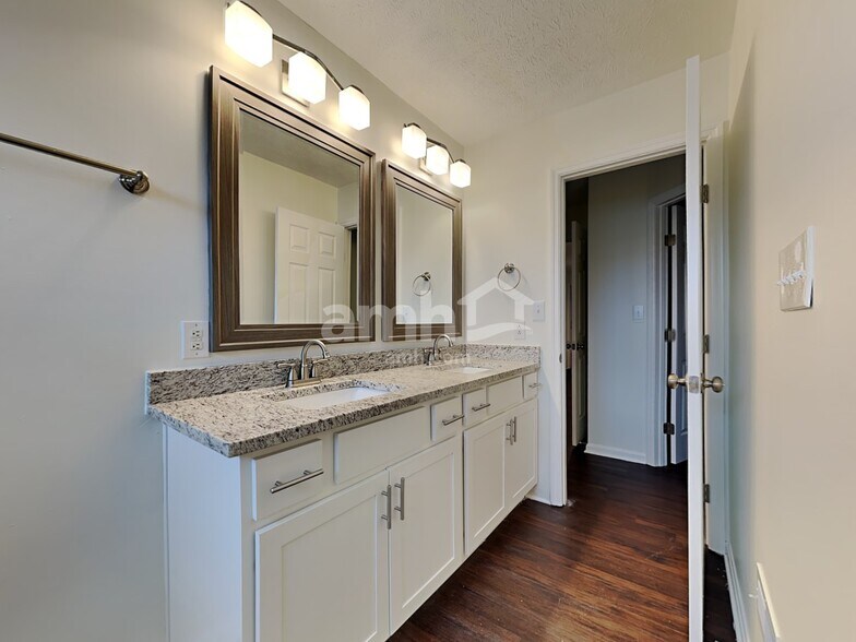 Building Photo - 1048 Reveres Run