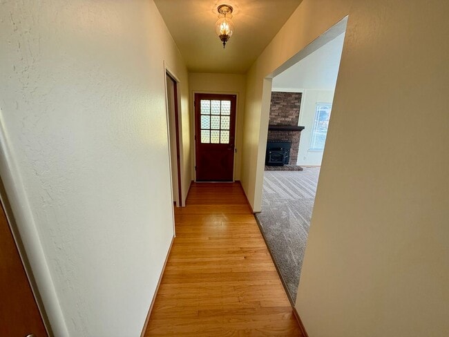 Building Photo - Charming Single-Level Home with Private Yard & Attached Garage!