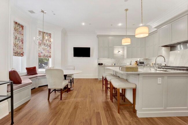 Building Photo - 103 W Chestnut St