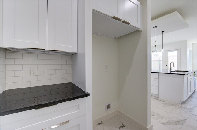 Building Photo - 2914 El Fenice Ln