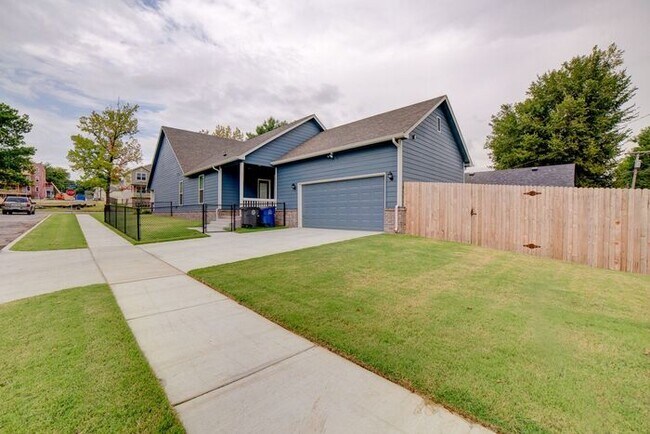 Building Photo - Unique 4/2/2 Near Downtown Tulsa!