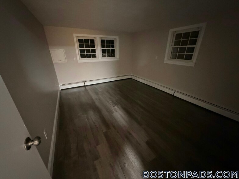 Building Photo - 887 Varnum Ave