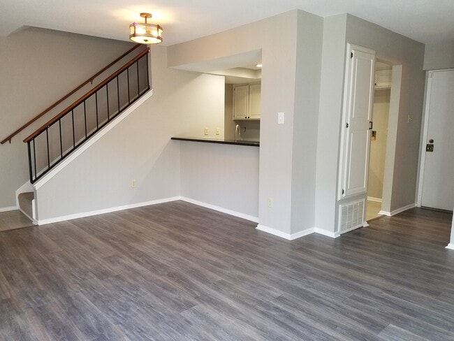 Building Photo - Adorable 2 bedroom townhome style Condo
