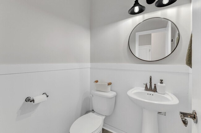Building Photo - Spacious 3-Bedroom Home for Rent in Knight...
