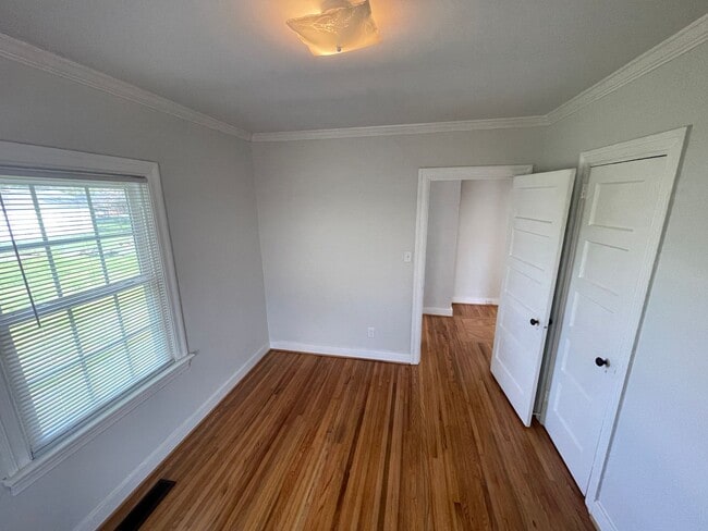 Building Photo - 2 Bedroom House with Large Bonus Room