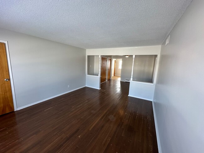 Building Photo - 2 bed 1 Bath Apartment Home located in Speedway! Wayne Township