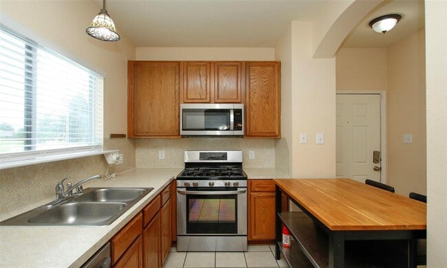 Building Photo - 3902 Mossy Pl Ln